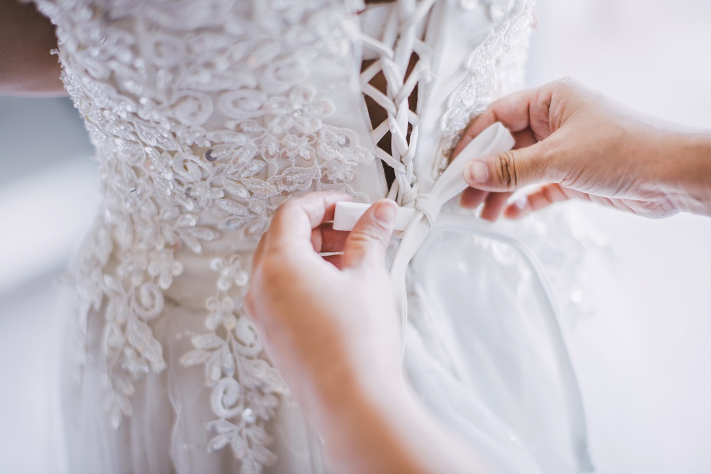 Hilfe beim Anziehen des Brautkleids