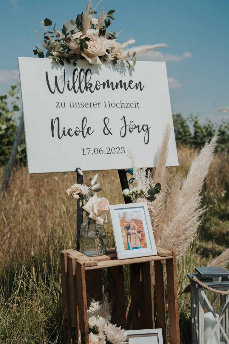 Willkommensschild Bohohochzeit Weingut Pfalz Hochzeitsplanung Katrin Hoessler fiderallala Traumhochzeiten