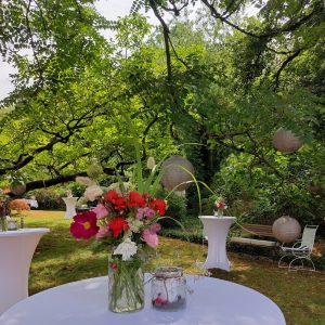 Stehtische mit Blumendeko beim Sektempfang einer Gartenhochzeit Hochzeitsplanung Katrin Hoessler fiderallala Traumhochzeiten
