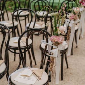Weddingwands und Blumendeko am Stuhl bei einer freien Trauung im Fürstenlager Hochzeitsplanung Katrin Hoessler fiderallala Traumhochzeiten