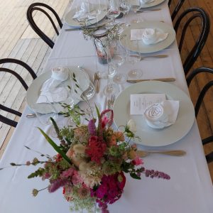 Tischdeko bei einer Gartenhochzeit Hochzeitsplanung Katrin Hoessler fiderallala Traumhochzeiten