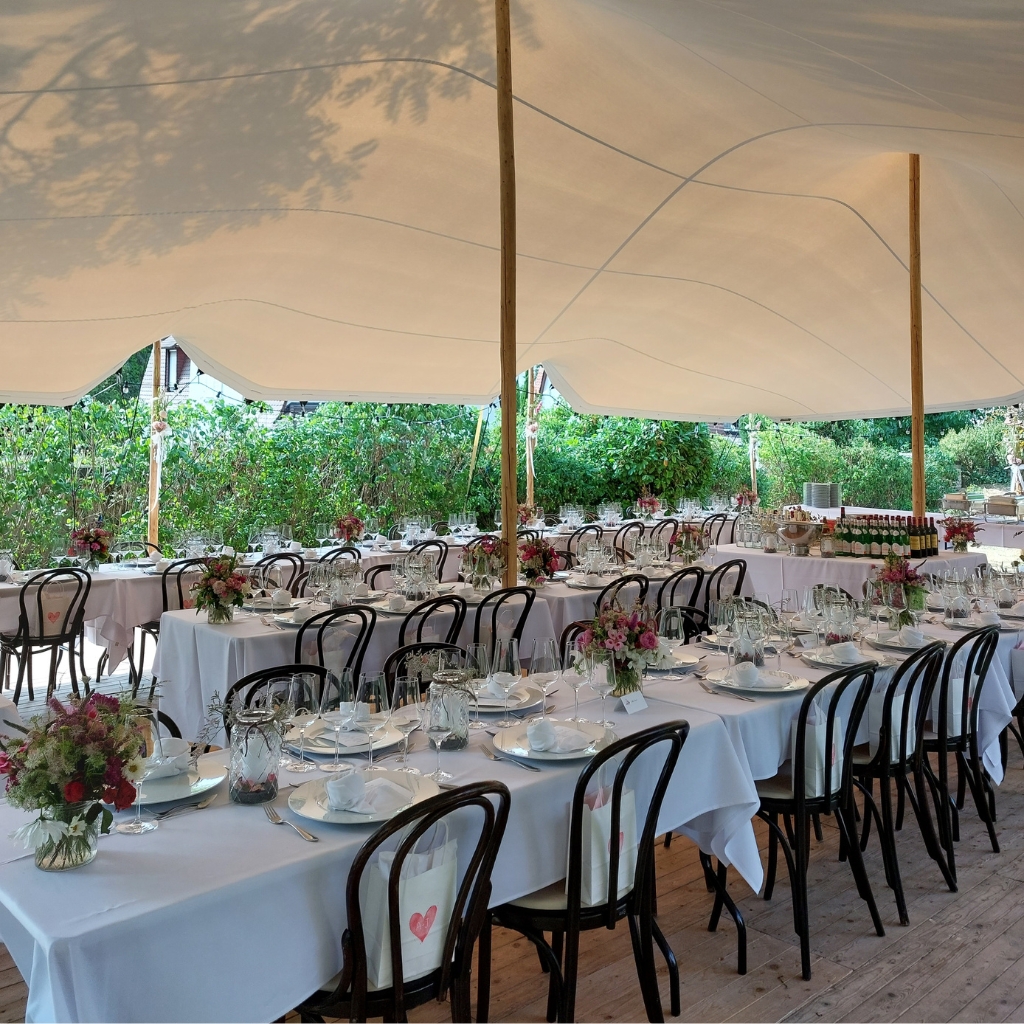 Dinner Setting unter Stretchzelt bei einer Gartenhochzeit Hochzeitsplanung Katrin Hoessler fiderallala Traumhochzeiten