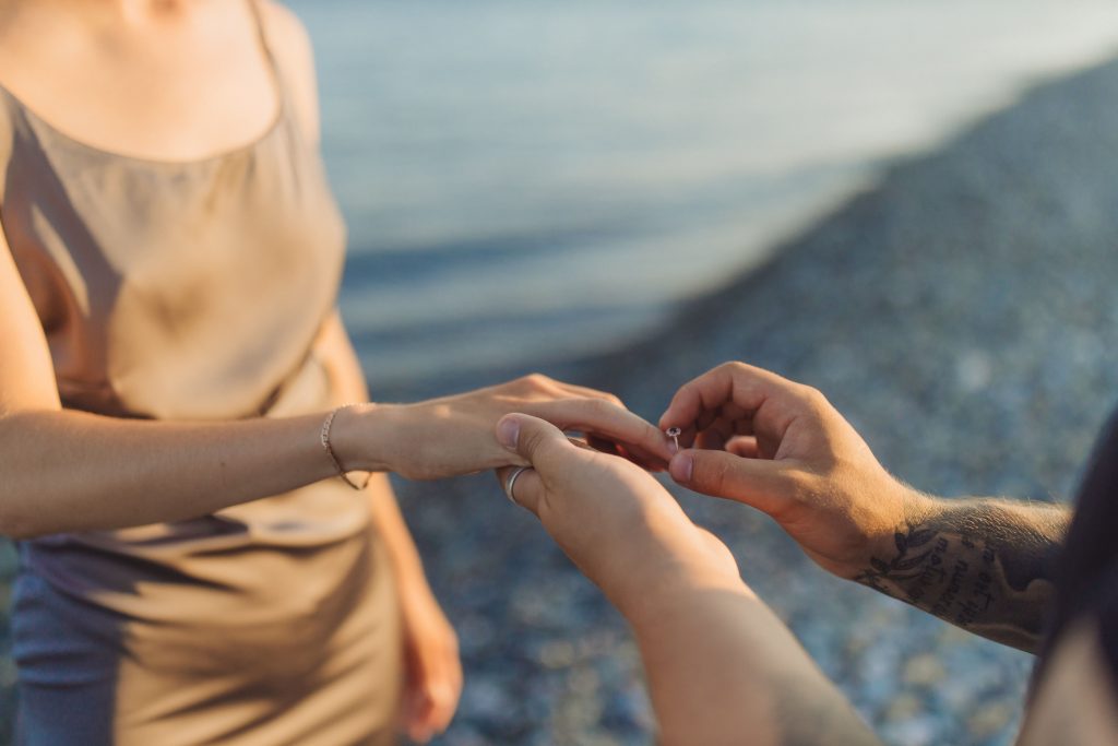 Verlobungsring anstecken linke Hand Tipps Hochzeitsblog fiderallala Traumhochzeiten