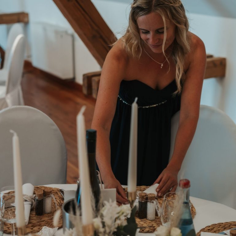 Letzter Feinschliff an der Tischdeko Wedding Day Manager Katrin Hoessler fiderallala Traumhochzeiten